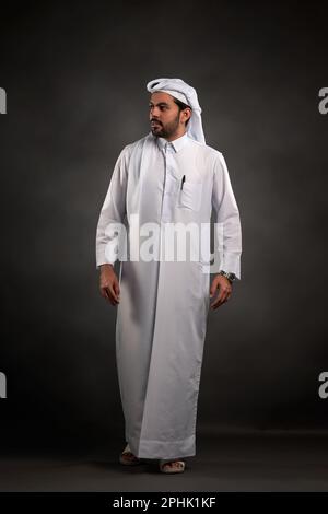Doha, Qatar - 12 janvier 2023: Portrait des hommes qatari en robe traditionnelle. Banque D'Images
