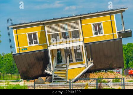 Tagurpidi Maja - une maison jaune renversée dans la ville Estonain de Tartu. Banque D'Images