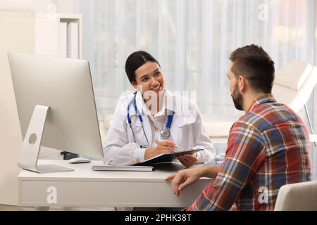 Homme ayant rendez-vous avec neurologue en clinique Banque D'Images