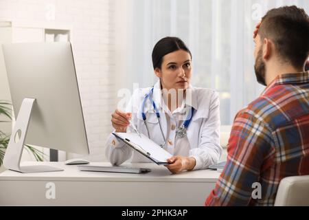Homme ayant rendez-vous avec neurologue en clinique Banque D'Images