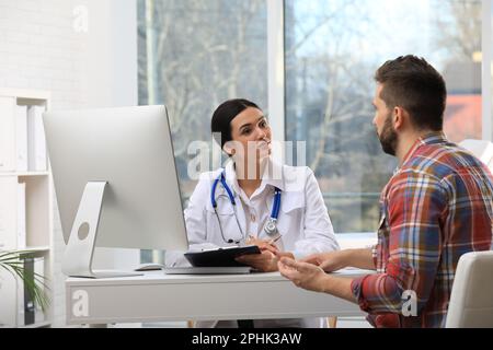 Homme ayant rendez-vous avec neurologue en clinique Banque D'Images
