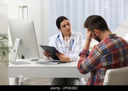 Homme ayant rendez-vous avec neurologue en clinique Banque D'Images