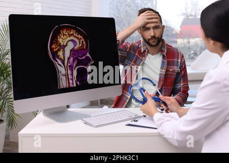 Homme ayant rendez-vous avec neurologue en clinique Banque D'Images