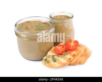 Pots en verre avec un délicieux pâté de foie, du pain et de la tomate sur fond blanc Banque D'Images