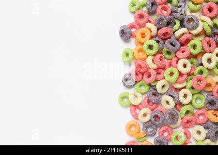 Doux et savoureux de grains de maïs colorés sur fond blanc, vue du dessus Banque D'Images