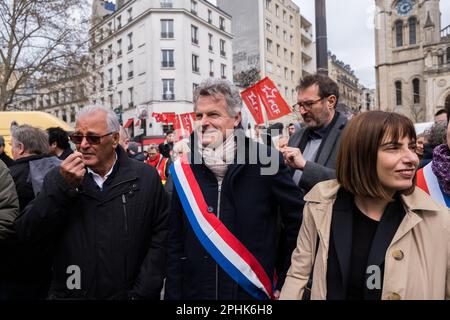 Paris, France, 28 mars 2023. Fabien Roussel lors d'une manifestation après que le gouvernement ait poussé une réforme des retraites par le Parlement sans vote, en utilisant l'article 49,3 de la Constitution, à Paris sur 28 mars 2023. La France doit faire face à un autre jour de grèves et de manifestations près de deux semaines après que le président ait contourné le Parlement pour adopter une réforme des retraites qui sème la tourmente dans le pays, et les syndicats n'ont pas laissé tomber les manifestations de masse pour amener le gouvernement à reculer. Le jour de l'action est la dixième mobilisation de ce type depuis le début des manifestations à la mi-janvier contre la loi, qui comprend le ra Banque D'Images