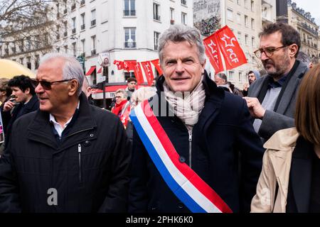 Paris, France, 28 mars 2023. Fabien Roussel lors d'une manifestation après que le gouvernement ait poussé une réforme des retraites par le Parlement sans vote, en utilisant l'article 49,3 de la Constitution, à Paris sur 28 mars 2023. La France doit faire face à un autre jour de grèves et de manifestations près de deux semaines après que le président ait contourné le Parlement pour adopter une réforme des retraites qui sème la tourmente dans le pays, et les syndicats n'ont pas laissé tomber les manifestations de masse pour amener le gouvernement à reculer. Le jour de l'action est la dixième mobilisation de ce type depuis le début des manifestations à la mi-janvier contre la loi, qui comprend le ra Banque D'Images