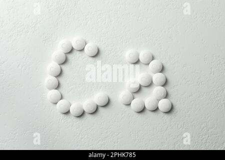 Composition de la couche plate avec des comprimés de calcium sur fond blanc Banque D'Images