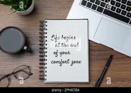La vie commence à la fin de votre zone de confort. Citation motivationnelle inspirant à faire quelque chose de nouveau, différent de la vie ordinaire. Texte dans le bloc-notes, l'ordinateur portable, Banque D'Images