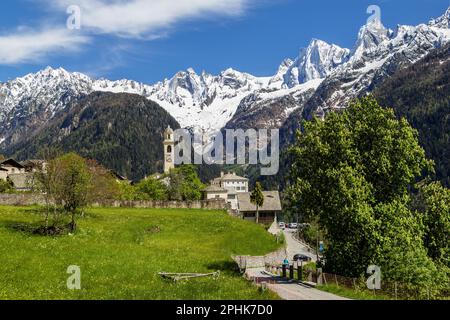 Village suisse de montagne Soglio avec la chaîne de montagne enneigée Sciora à l'arrière-plan, canton des Grisons, Suisse. Il est crédité comme un Banque D'Images