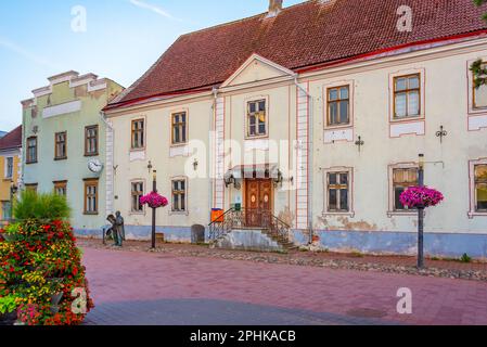 Vue sur la place principale de Pärnu, Estonie Banque D'Images