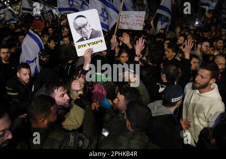 Des membres des forces de sécurité israéliennes ont renvoyé des manifestants anti-gouvernement qui tentaient de pénétrer dans le bâtiment du domicile privé du Premier ministre Benjamin Netanyahou lors d'une manifestation en réponse au congédiement du ministre de la Défense Yoav Galant, après qu'il ait demandé au gouvernement de mettre fin à ses réformes judiciaires controversées le mois de mars 26, 2023 à Jérusalem, Israël. Banque D'Images