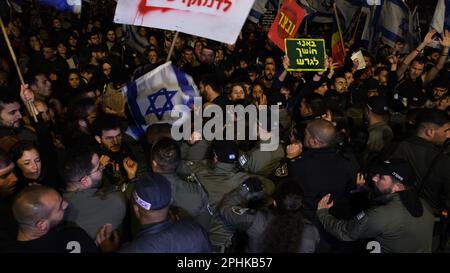 Des membres des forces de sécurité israéliennes ont renvoyé des manifestants anti-gouvernement qui tentaient de pénétrer dans le bâtiment du domicile privé du Premier ministre Benjamin Netanyahou lors d'une manifestation en réponse au congédiement du ministre de la Défense Yoav Galant, après qu'il ait demandé au gouvernement de mettre fin à ses réformes judiciaires controversées le mois de mars 26, 2023 à Jérusalem, Israël. Banque D'Images