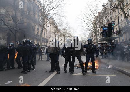 Paris, France, 29/03/2023, - 10th journée de mobilisation contre la réforme des retraites à Paris - 29/3/2023 - France / Paris / Paris - opération policière en cours. Après l'utilisation de l'article 49,3 par le gouvernement français pour adopter la réforme des retraites, la mobilisation en France se poursuit. Le cortège a été marqué par des incidents sur le boulevard Voltaire et la place de la Nation. Il y avait 740 000 manifestants dans tout le pays, contre 2 millions pour les syndicats.Credit: Gabriel Gauffre / le Pictorium / Alamy Live News Banque D'Images