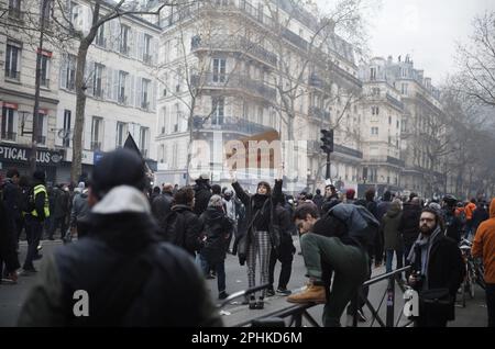 Paris, France, 29/03/2023, - 10th jour de mobilisation contre la réforme des retraites à Paris - 29/3/2023 - France / Paris / Paris - Un manifestant tient un signe. Après l'utilisation de l'article 49,3 par le gouvernement français pour adopter la réforme des retraites, la mobilisation en France se poursuit. Le cortège a été marqué par des incidents sur le boulevard Voltaire et la place de la Nation. Il y avait 740 000 manifestants dans tout le pays, contre 2 millions pour les syndicats.Credit: Gabriel Gauffre / le Pictorium / Alamy Live News Banque D'Images