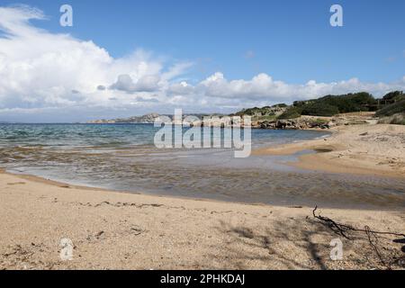 Palau est une commune italienne de la province de Sassari en Sardaigne, au nord-ouest d'Olbia. Côte de mer des Rocheuses d'Italie avec plage de sable bleu. Banque D'Images