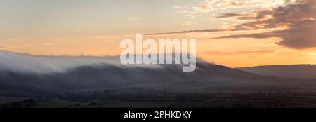 Nuages bas et brouillard se déroulant au-dessus de Devils Dyke et les bas sud de Newweping Hill près de Poyings West Sussex sud-est Angleterre Royaume-Uni Banque D'Images