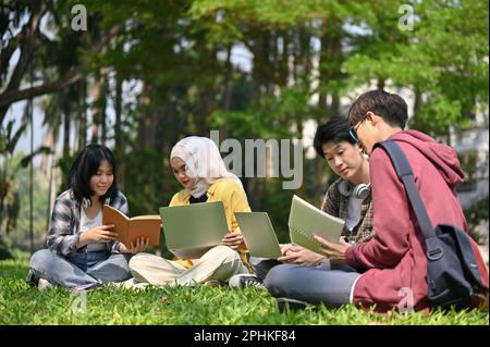 Un groupe de jeunes étudiants asiatiques intelligents se préparent à leur examen scolaire, discutent et remue-méninges sur leur projet scolaire dans le Banque D'Images