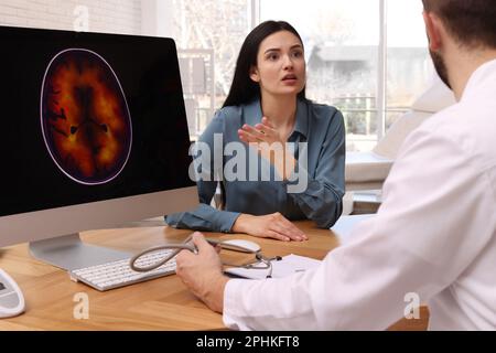 Jeune femme ayant rendez-vous avec neurologue en clinique Banque D'Images