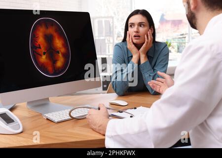 Jeune femme ayant rendez-vous avec neurologue en clinique Banque D'Images