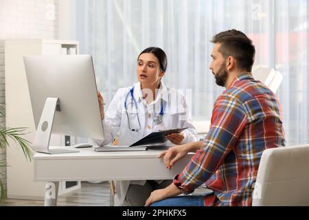 Homme ayant rendez-vous avec neurologue en clinique Banque D'Images