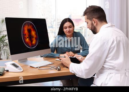 Jeune femme ayant rendez-vous avec neurologue en clinique Banque D'Images