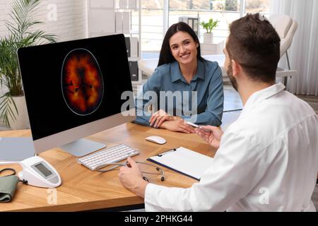 Jeune femme ayant rendez-vous avec neurologue en clinique Banque D'Images