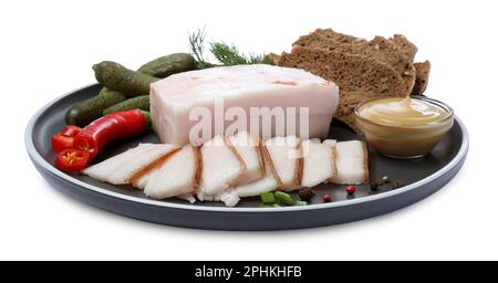 Porc fatback avec épices, pain de seigle et concombres marinés isolés sur blanc Banque D'Images