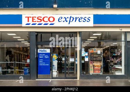 Le supermarché Tesco Express sur Oxford Road, Reading, Berkshire, Royaume-Uni Banque D'Images