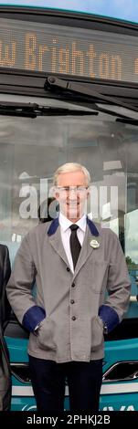 Paul O'Grady dans son uniforme de conducteurs de bus Birkenhead pendant le tournage pour la BBC en 2012. Banque D'Images