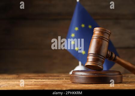 Pavillon du juge et drapeau de l'Union européenne sur table en bois. Espace pour le texte Banque D'Images