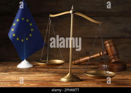 Balance de justice, gavage du juge et drapeau de l'Union européenne sur table en bois Banque D'Images