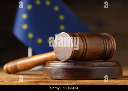 Pavillon du juge et drapeau de l'Union européenne sur table en bois, clôture Banque D'Images