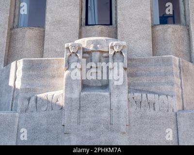 Radio Kootwijk, relief à l'entrée du bâtiment A, ancienne station de transmission radio à ondes longues, Veluwe, Apeldoorn, pays-Bas Banque D'Images