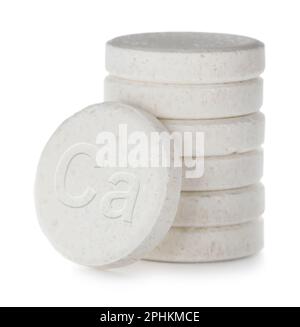 Supplément de calcium. Pile de comprimés sur fond blanc, gros plan Banque D'Images