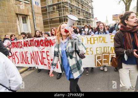 Nantes, France : 28 mars 2023, personnes manifestant contre l'augmentation de l'âge de la retraite en France. Banque D'Images