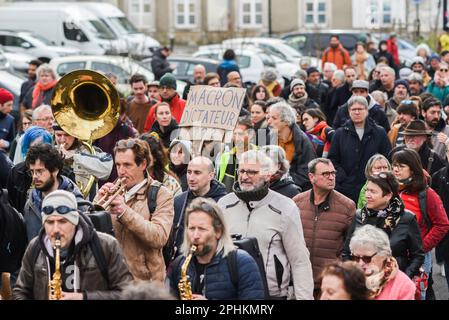 Nantes, France : 28 mars 2023, personnes manifestant contre l'augmentation de l'âge de la retraite en France. Banque D'Images