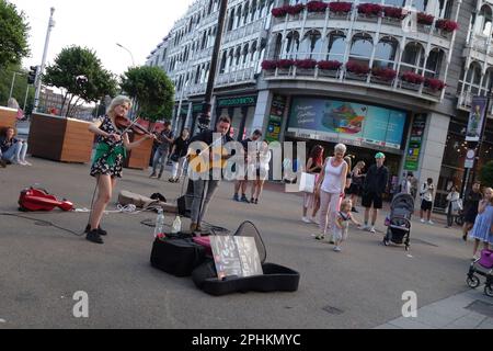 Jason Flynn et Ella (sur Violin) bus sur Grafton Street, Dublin, Irlande Banque D'Images