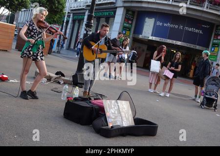 Jason Flynn et Ella (sur Violin) bus sur Grafton Street, Dublin, Irlande Banque D'Images