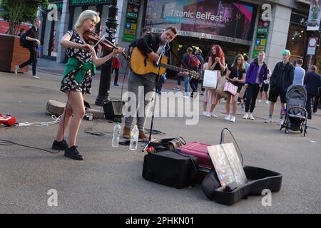 Jason Flynn et Ella (sur Violin) bus sur Grafton Street, Dublin, Irlande Banque D'Images