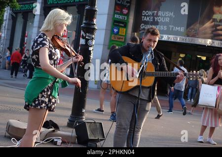 Jason Flynn et Ella (sur Violin) bus sur Grafton Street, Dublin, Irlande Banque D'Images