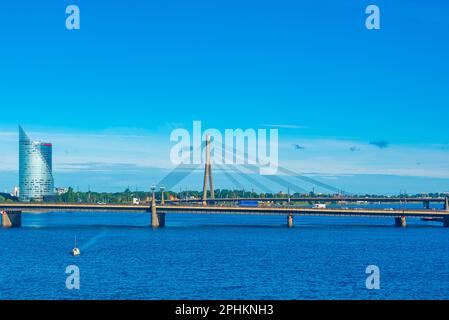 Vue sur le Vansu bascule le pont au-dessus de la rivière Daugava à Riga, en Lettonie. Banque D'Images