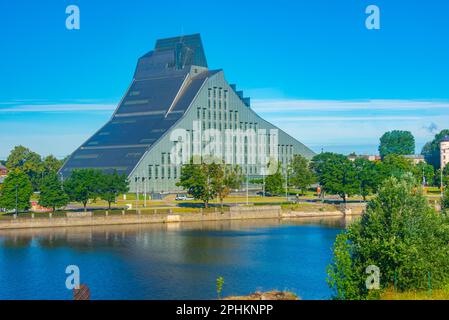 Vue sur la bibliothèque nationale lettone de Riga, Lettonie. Banque D'Images