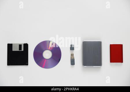 Jeu de supports de stockage externes. Évolution des périphériques de stockage. Disquette, CD ou DVD, lecteur flash USB, disque dur externe, SSD externe sur blanc Banque D'Images