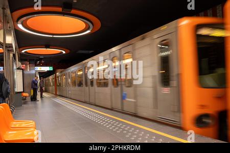 Pannenhuis est une station colorée sur la ligne 6 du métro de Bruxelles. Il est situé à Laeken, dans le nord-ouest de la ville, et a ouvert ses portes en 1982. Banque D'Images