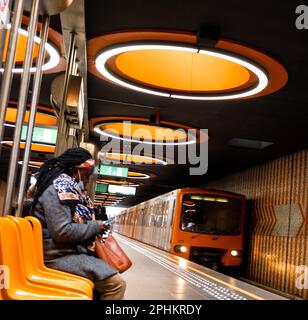 Pannenhuis est une station colorée sur la ligne 6 du métro de Bruxelles. Il est situé à Laeken, dans le nord-ouest de la ville, et a ouvert ses portes en 1982. Banque D'Images