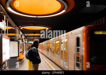 Pannenhuis est une station colorée sur la ligne 6 du métro de Bruxelles. Il est situé à Laeken, dans le nord-ouest de la ville, et a ouvert ses portes en 1982. Banque D'Images