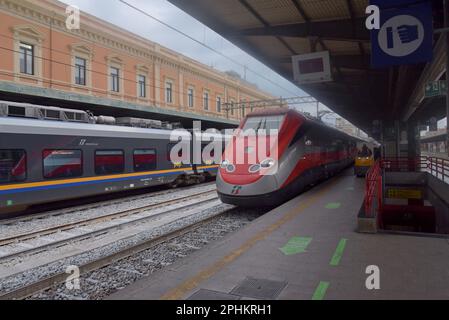 Trenitalia Italian Trafers High Speed Frecciarossa train à la gare centrale de Bari, Italie, janvier 2022 Banque D'Images