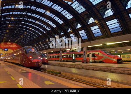 Trenitalia trains italiens à grande vitesse Frecciarossa et Frecciargento trains à la gare centrale de Milan, Italie, janvier 2022 Banque D'Images