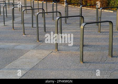 City Bicycle parking, Station de vélo stockage moderne de vélos, concept de sécurité, vide rue parking de vélos, Cyclisme Infrastructure Banque D'Images